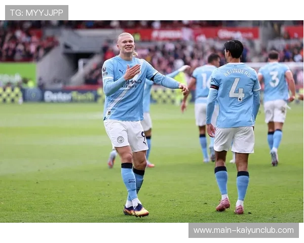 英超曼城禁区内机敏抢点，长传二次推进成效