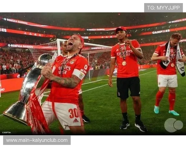 本菲卡若昂内维斯边路拉球加速助攻成功，激发全队激情