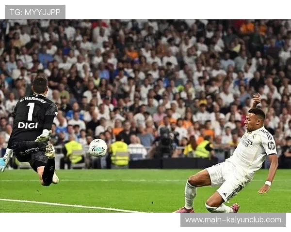 西甲皇马外围传递精准,进攻链条完整：从边路组织到禁区决胜的全面解码